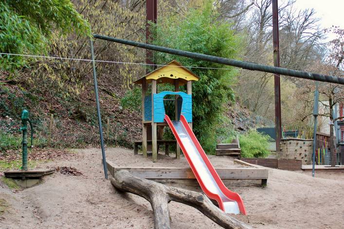 Rutsche im Garten des Kifaz